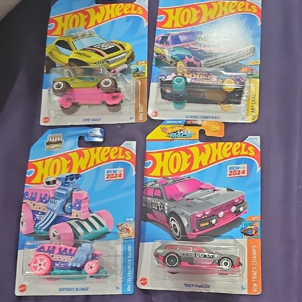 Girls Hot Wheels Set - Multicolor